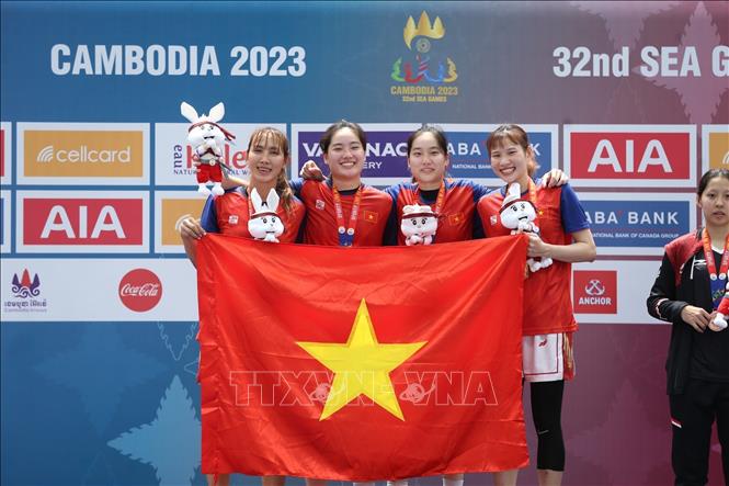Đây là tấm HCV lịch sử của bóng rổ 3x3 nữ Việt Nam ở đấu trường SEA Games. Ảnh: Hoàng Linh-TTXVN