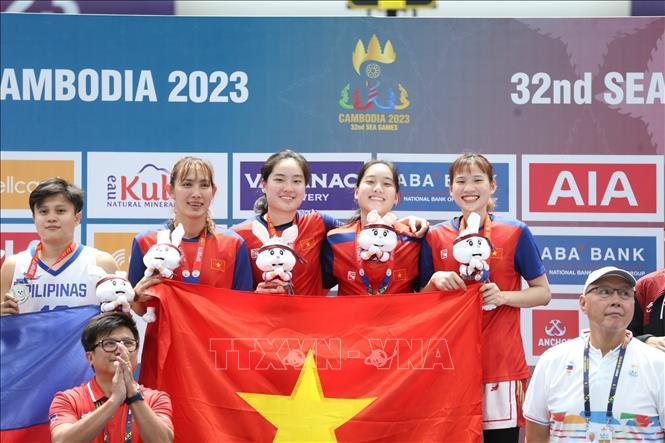Đây là tấm HCV lịch sử của bóng rổ 3x3 nữ Việt Nam ở đấu trường SEA Games. Ảnh: Hoàng Linh-TTXVN