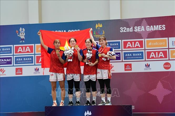 Đây là tấm HCV lịch sử của bóng rổ 3x3 nữ Việt Nam ở đấu trường SEA Games. Ảnh: Hoàng Linh-TTXVN