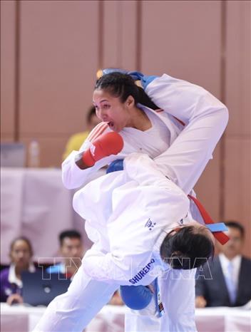 VĐV Hoàng Thị Mỹ Tâm thi đấu xuất sắc, giành chiến thắng với tỷ số 4-3 trước đối thủ Agung (Indonesia). Ảnh: Minh Quyết - TTXVN