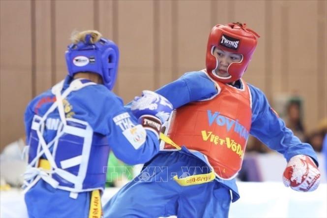 VĐV Đỗ Phương Thảo (giáp đỏ) thi đấu xuất sắc trước đối thủ Kesinee Tabtrai (Thái Lan), giành HCV nội dung đối kháng hạng 60kg nữ. Ảnh: Minh Quyết - TTXVN