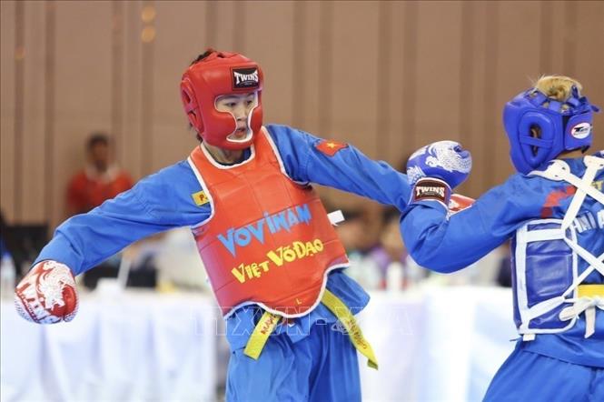 VĐV Đỗ Phương Thảo (giáp đỏ) thi đấu xuất sắc trước đối thủ Kesinee Tabtrai (Thái Lan), giành HCV nội dung đối kháng hạng 60kg nữ. Ảnh: Minh Quyết - TTXVN