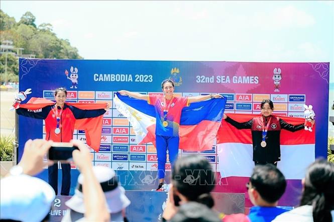 VĐV Nguyễn Thị Phương Trinh (trái) trên bục nhận huy chương Bạc. Ảnh: AKP/TTXVN phát 