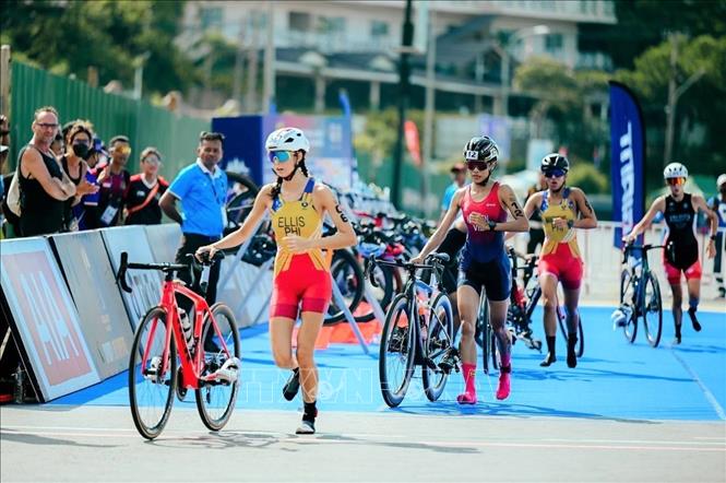 VĐV Nguyễn Thị Phương Trinh (phải) của Việt Nam tranh tài ở phần thi đua xe đạp. Ảnh: AKP/TTXVN phát 