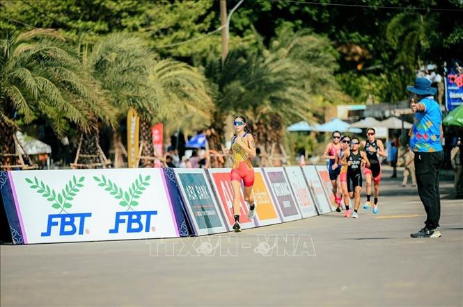 Các nữ VĐV tham gia tranh tài ở phần thi chạy bộ. Ảnh: AKP/TTXVN phát 