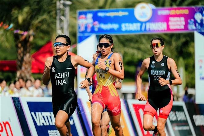 Các nữ VĐV tham gia tranh tài ở phần thi chạy bộ. Ảnh: AKP/TTXVN phát 