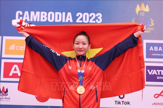 VĐV Hoàng Thị Mỹ Tâm giành HCV Kumite hạng 55kg nữ. Ảnh: Minh Quyết - TTXVN