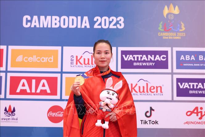VĐV Đinh Thị Hương giành HCV Kumite hạng 68kg nữ. Ảnh: Minh Quyết - TTXVN