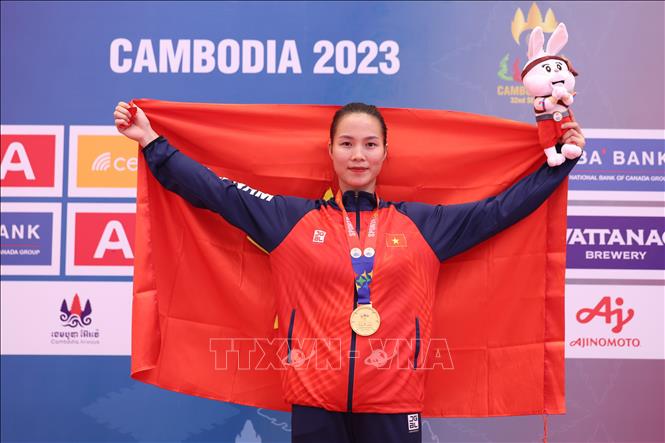 VĐV Đinh Thị Hương giành HCV Kumite hạng 68kg nữ. Ảnh: Minh Quyết - TTXVN