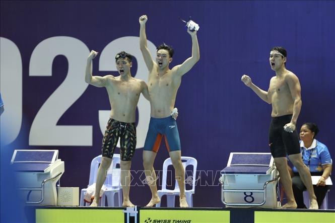 Niềm vui của các VĐV đội bơi tiếp sức 4x200m tự do nam khi giành chiến thắng. Ảnh: Minh Quyết - TTXVN