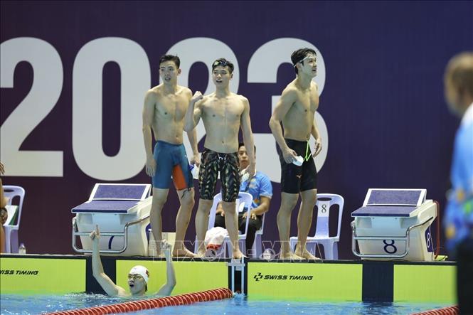 Niềm vui của các VĐV đội bơi tiếp sức 4x200m tự do nam khi giành chiến thắng. Ảnh: Minh Quyết - TTXVN