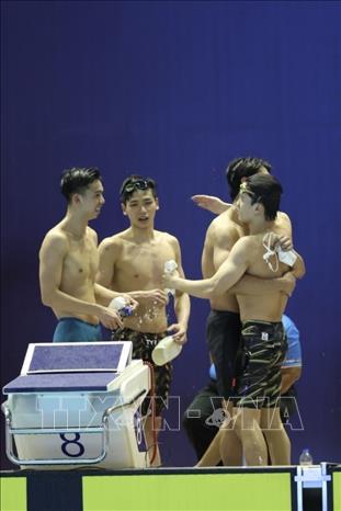 Niềm vui của các VĐV đội bơi tiếp sức 4x200m tự do nam khi giành chiến thắng. Ảnh: Minh Quyết - TTXVN