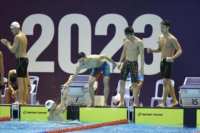 VĐV mạnh nhất Trần Hưng Nguyên bơi cuối cùng và đã nhanh chóng bứt tốc mạnh mẽ để vươn lên cán đích đầu tiên, mang chiến thắng về cho đội tuyển bơi Việt Nam. Ảnh: Minh Quyết - TTXVN