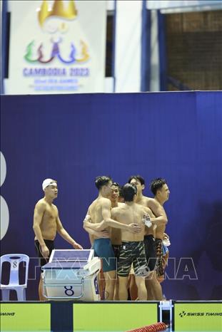 Các VĐV đội bơi tiếp sức 4x200m tự do nam hân hoan mừng chiến thắng. Ảnh: Minh Quyết - TTXVN