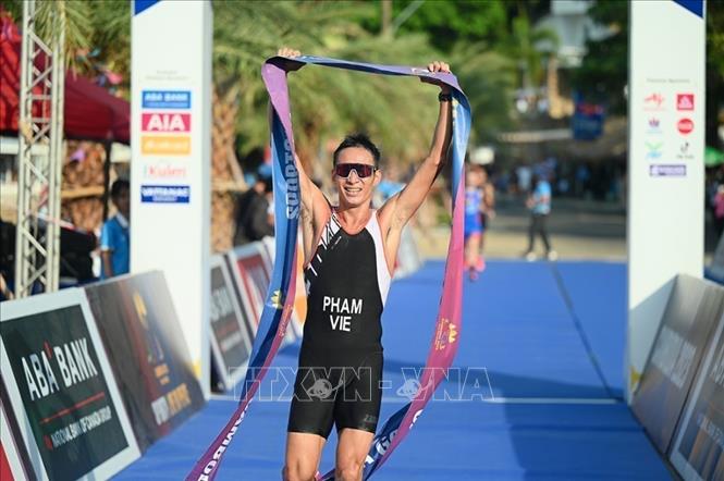 Pham Tien San arrives first at the finish line. VNA Photo
