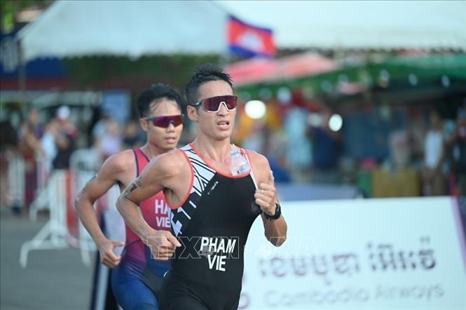 Pham Tien San competes in the men's duathlon event. VNA Photo