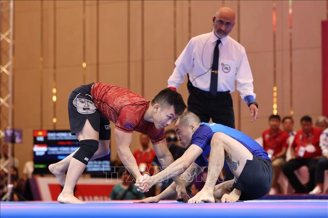 Dao Hong Son completes against Singaporean rival Tang Yong Siang in the men’s ne-waza nogi 56kg class. VNA Photo: Minh Quyết