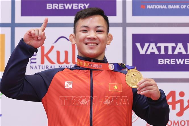 Dao Hong Son celebrates his gold medal in jujitsu, and the first gold medal for Vietnam's jujitsu. VNA Photo: Minh Quyết