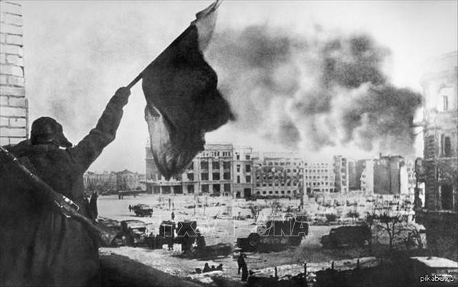 Ngày 19/11/1942, Liên Xô tung ra đòn phản công tại Stalingrad kéo dài 200 ngày đêm, đánh tan hơn 1,2 triệu quân phát xít. Ngày 2/2/1943, Stalingrad hoàn toàn được giải phóng, tạo bước ngoặt căb bản làm xoay chuyển cục diện của Thế chiến II, đồng thời đánh dấu thất bại nặng nề nhất của phát xít Đức từ đầu cuộc chiến. Ảnh: Tư liệu quốc tế/TTXVN phát