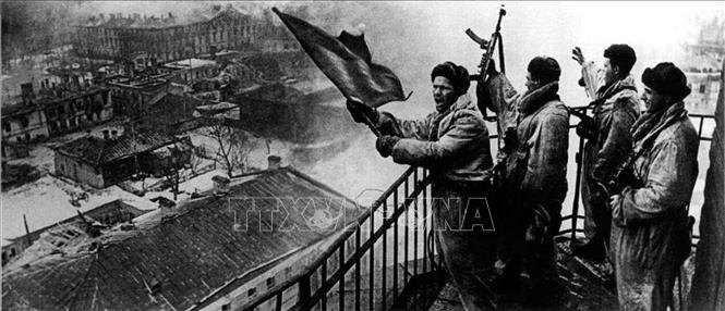 Tháng 1 và 2 năm 1944, Hồng quân Liên Xô phản công ở Leningrad, giải vây thành phố này sau 900 ngày đêm chiến đấu kiên cường với quân Đức. Ngày 27/1/1944, Leningrad chính thức thoát khỏi chiến dịch bao vây kéo dài nhất trong lịch sử chiến tranh. Ảnh: Tư liệu quốc tế/TTXVN phát