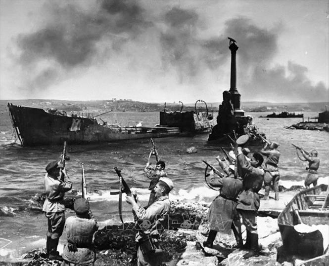 Chiến dịch giải phóng Crimea diễn ra từ ngày 8/4 – 12/5/1944 đi vào lịch sử như là một trong những chiến dịch tấn công quan trọng nhất của Chiến tranh Vệ quốc vĩ đại, trong đó Hồng quân giải phóng thành phố Sevastopol, thu hồi quân cảng quan trọng này bên bờ Biển Đen. Ảnh: Tư liệu quốc tế/TTXVN phát