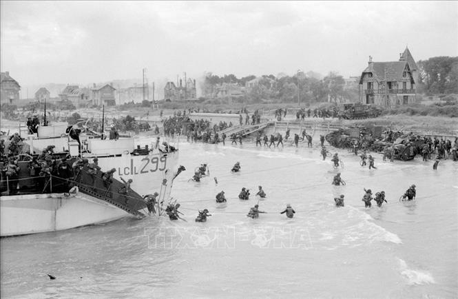 Ngày 6/6/1944, Phe Đồng minh dưới sự lãnh đạo của Mỹ đã đổ bộ lên Normandy (Pháp), tiến hành chiến dịch mang tên Sao Hải Vương, thường được gọi là D-Day. Ảnh: Tư liệu quốc tế/TTXVN phát