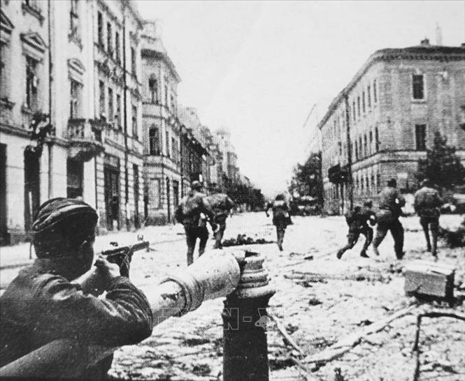 Những người lính Hồng quân Liên Xô trên đường phố Lviv (Ukraine) trong các trận chiến giải phóng thành phố, tháng 7/1944. Ảnh: Tư liệu quốc tế/TTXVN phát