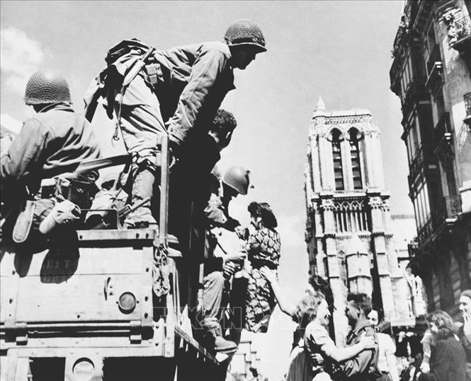 Các cô gái Pháp chào mừng binh lính Mỹ tiến vào giải phóng Paris, ngày 28/8/1944. Ảnh: Tư liệu quốc tế/TTXVN phát