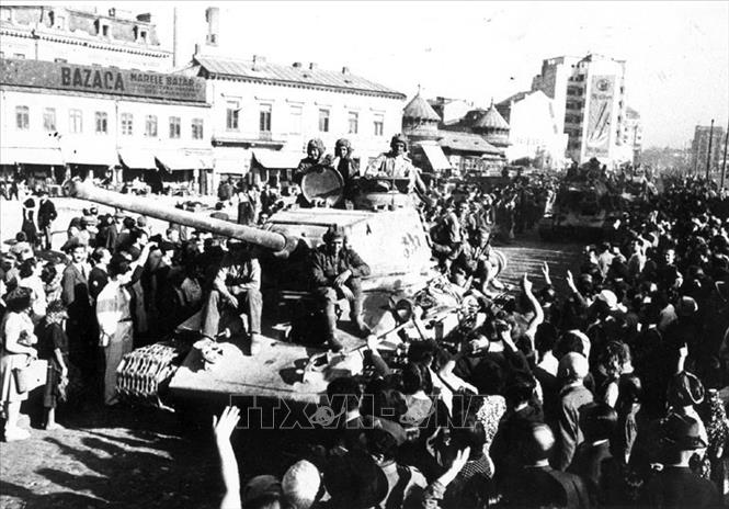 Người dân Bucharest (Romania) chào đón Hồng quân Liên Xô vào giải phóng, ngày 30/8/1944. Ảnh: Tư liệu quốc tế/TTXVN phát