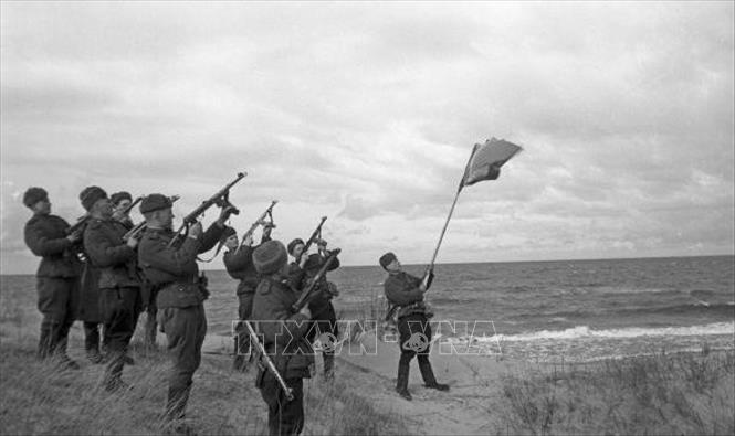 Chiến sĩ Hồng quân Liên Xô ăn mừng chiến thắng chiến dịch Baltic. Trong chiến dịch này, Liên Xô đã mất 280 nghìn người, trong đó gần 61,5 nghìn người thiệt mạng. Ảnh: Tư liệu quốc tế/TTXVN phát