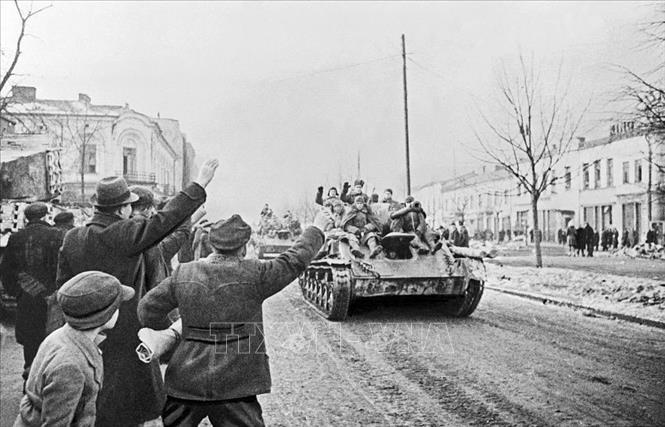 Hồng quân Liên Xô tiến vào giải phóng thủ đô Varsava (Ba Lan), ngày 17/1/1945. Ảnh: Tư liệu quốc tế/TTXVN phát