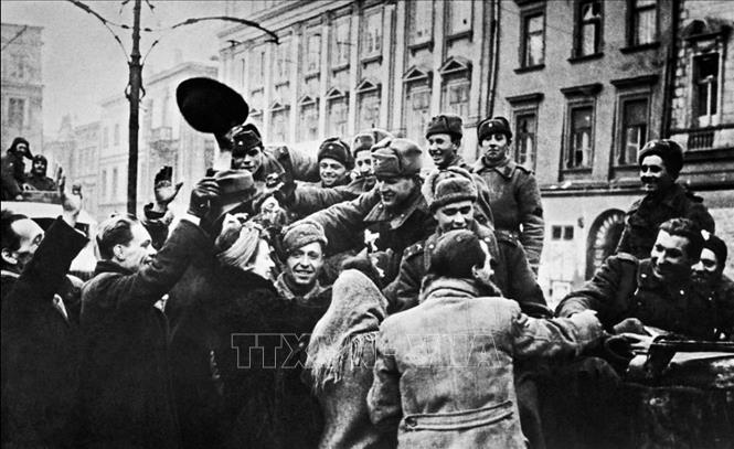 Người dân Krakow (Ba Lan) chào đón những người lính giải phóng Liên Xô, tháng 1/1945. Ảnh: Tư liệu quốc tế/TTXVN phát