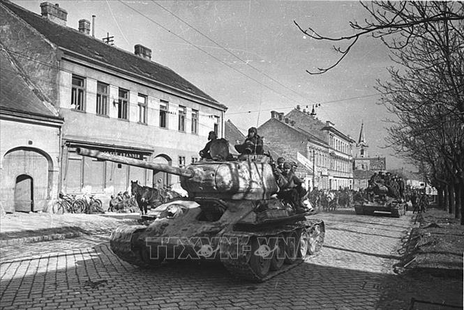 Hồng quân Liên Xô giải phóng thủ đô Vien (Áo), ngày 13/4/1945. Ảnh: Tư liệu quốc tế/TTXVN phát