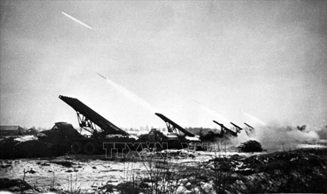 Tên lửa Katyusha của Liên Xô khai hỏa trong Chiến dịch Berlin, sáng ngày 16/4/1945. Ảnh: Tư liệu quốc tế/TTXVN phát