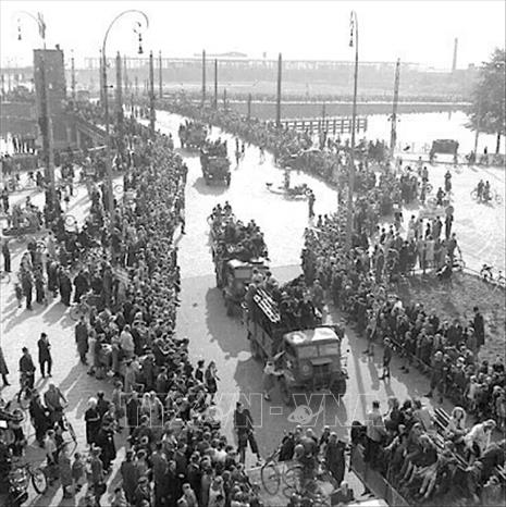Quân đội Canada giải phóng Hà Lan, tháng 4/1945. Ảnh: Tư liệu quốc tế/TTXVN phát