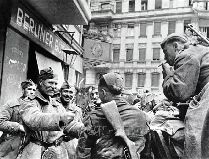 Những chiến sĩ Hồng quân Liên Xô trên đường phố Berlin vừa được giải phóng. Ảnh: Tư liệu quốc tế/TTXVN phát