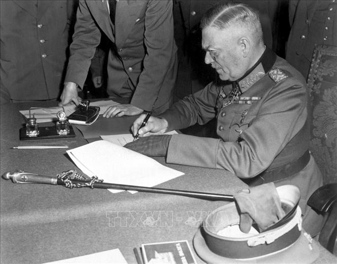 22 giờ 43 phút ngày 8/5/1945, tại ngoại ô thủ đô Berlin của Đức (0 giờ 43 phút ngày 9/5 theo giờ Moskva), Thống chế Wilhelm Keitel, đại diện toàn quyền được uỷ nhiệm của nước Đức Quốc xã đã ký văn bản đầu hàng không điều kiện Liên Xô và các nước đồng minh, chấm dứt Chiến tranh thế giới lần thứ hai tại châu Âu. Ảnh: Tư liệu quốc tế/TTXVN phát
