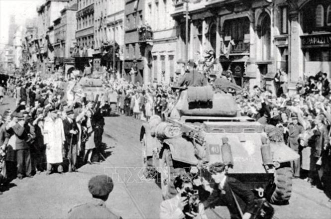 Người dân Brusseles (Bỉ) chào đón nồng nhiệt quân Đồng minh tiến vào giải phóng, 8/5/1945. Ảnh: Tư liệu quốc tế/TTXVN phát