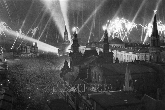 Pháo hoa mừng chiến thắng trên Quảng trường Đỏ ở Moskva, ngày 9/5/1945. Từ đó, ngày 9/5 hằng năm trở thành “Ngày Chiến thắng”, tôn vinh những giá trị đích thực của thắng lợi lịch sử này cũng như sự hy sinh to lớn của nhân dân các nước, trong đó có Liên Xô trong cuộc chiến vì tự do và phồn vinh của nhân loại. Ảnh: Tư liệu quốc tế/TTXVN phát