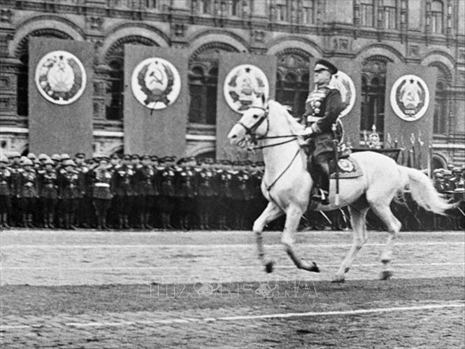 Nguyên soái Liên Xô Zhukov chào đón các chiến sĩ Hồng quân tham dự Lễ duyệt binh mừng chiến thắng tại Quảng trường Đỏ ở Thủ đô Moskva, ngày 24/6/1945. Ảnh: Tư liệu quốc tế/TTXVN phát