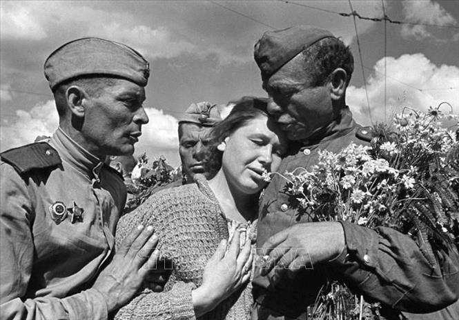 Đoàn tụ sau Ngày chiến thắng, tháng 5/1945. Ảnh: Tư liệu quốc tế/TTXVN phát