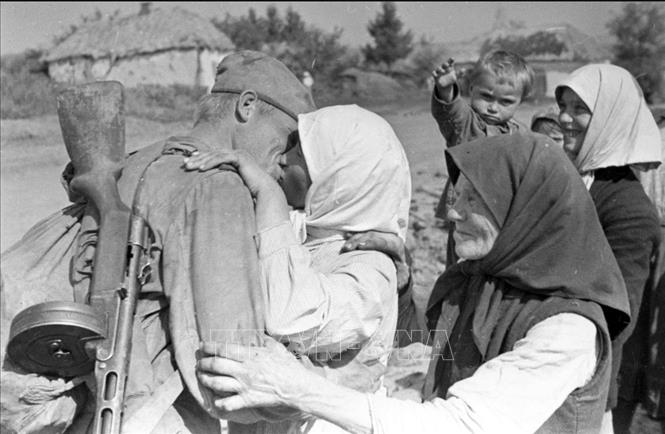 Đoàn tụ sau Ngày chiến thắng, tháng 5/1945. Ảnh: Tư liệu quốc tế/TTXVN phát