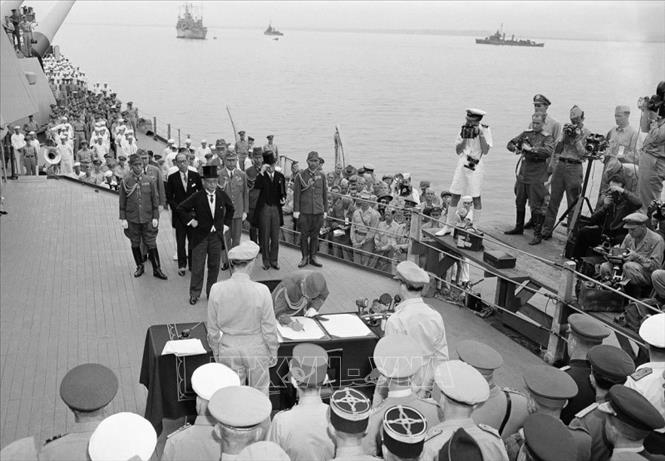 ảnh: Ngày 2/9/1945, trên chiến hạm USS Missouri của Hải quân Mỹ, Ngoại trưởng Nhật Bản Mamoru Shigemitsu đã ký văn kiện chấp nhận đầu hàng không điều kiện với Liên Xô và quân Đồng minh, chính thức kết thúc Chiến tranh thế giới lần thứ hai. Ngoại trưởng Nhật Bản Mamoru Shigemitsu ký văn kiện đầu hàng trên tàu USS Missouri tại Vịnh Tokyo vào ngày 2/9/1945, chính thức đánh dấu sự kết thúc Thế chiến thứ hai. Ảnh: Tư liệu TTXVN