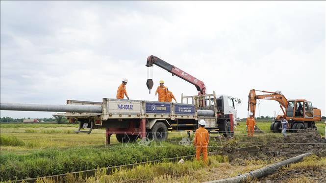 Trong ảnh: Điện lực Quảng Trị khắc phục sự cố gãy cột điện do giông lốc tại huyện Vĩnh Linh. Ảnh: Thanh Thủy-TTXVN                                      