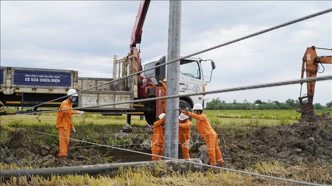 Trong ảnh: Điện lực Quảng Trị khắc phục sự cố gãy cột điện do giông lốc tại huyện Vĩnh Linh. Ảnh: Thanh Thủy-TTXVN                      