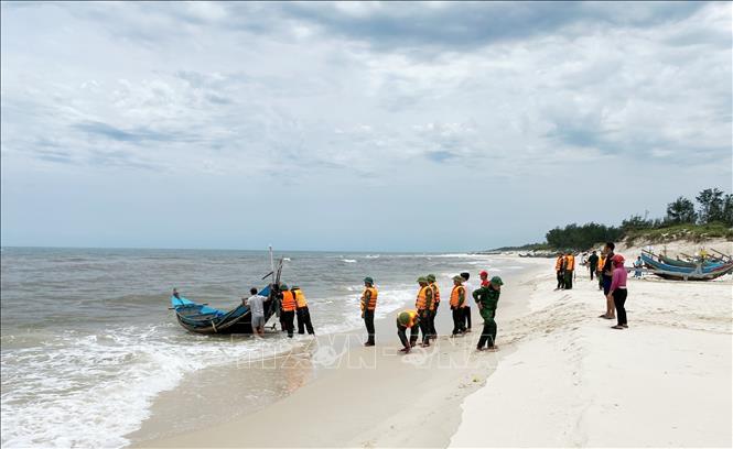 Trong ảnh: Lực lượng chức năng triển khai công tác tìm kiếm cứu nạn tại khu vực biển Ngư Thuỷ, huyện Lệ Thuỷ, Quảng Bình. Ảnh: TTXVN phát