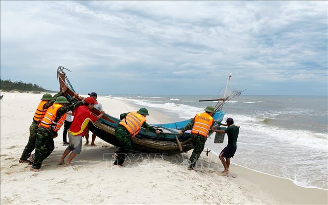 Trong ảnh: Đồn Biên phòng Ngư Thủy, chính quyền địa phương, các lực lượng chức năng cùng người dân địa phương triển khai công tác hỗ trợ, ứng cứu và tìm kiếm cứu nạn. Ảnh: TTXVN phát