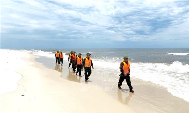 Trong ảnh: Đồn Biên phòng Ngư Thủy, Bộ đội Biên phòng Quảng Bình tích cực triển khai công tác tìm kiếm cứu nạn. Ảnh: TTXVN phát