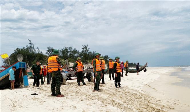Trong ảnh: Đồn Biên phòng Ngư Thuỷ bố trí lực lượng, phương tiện tích cực phối hợp với chính quyền và người dân tổ chức tìm kiếm người gặp nạn. Ảnh: TTXVN phát
