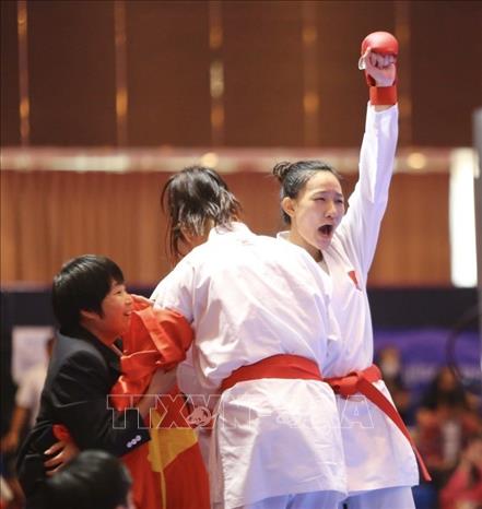 Niềm vui của các nữ VĐV và Ban huấn luyện đội tuyển Karate Việt Nam khi giành HCV nội dung Kumite đồng đội nữ. Ảnh: TTXVN